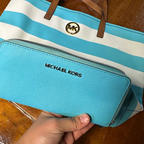 Michael Kors Tote & Wallet Set - Picture 3 of 7